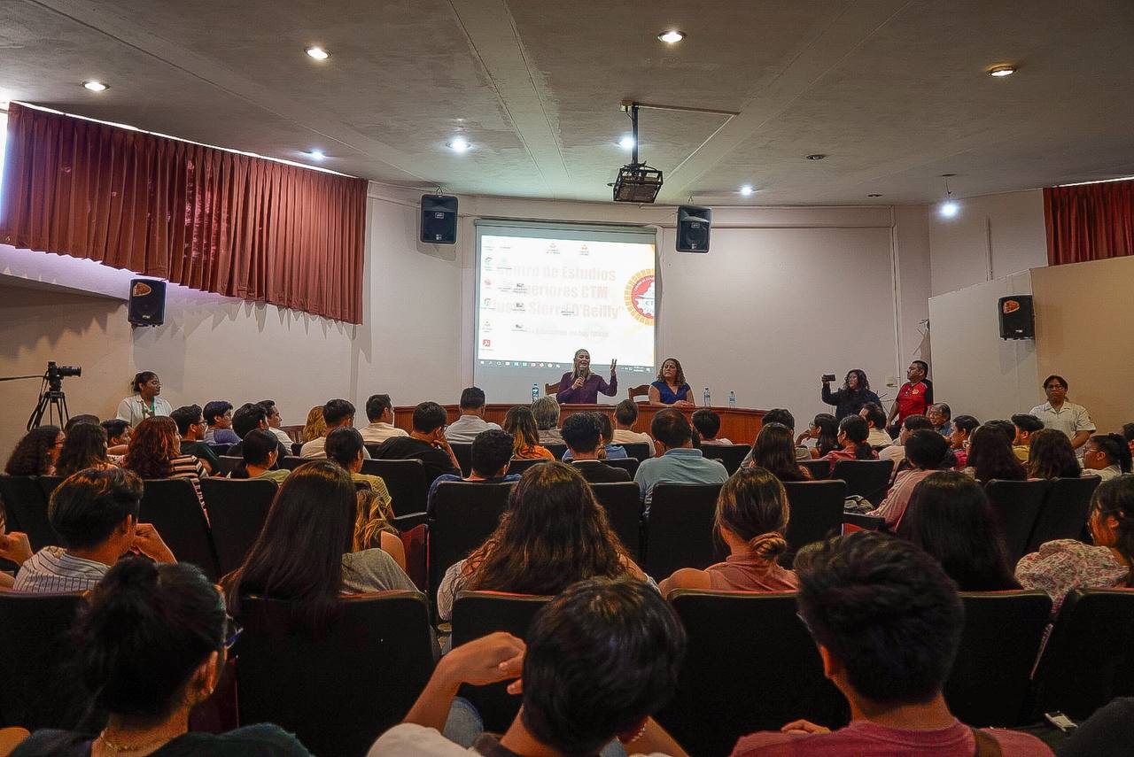 Verónica Camino dialoga con jóvenes universitarios del Centro Estudios